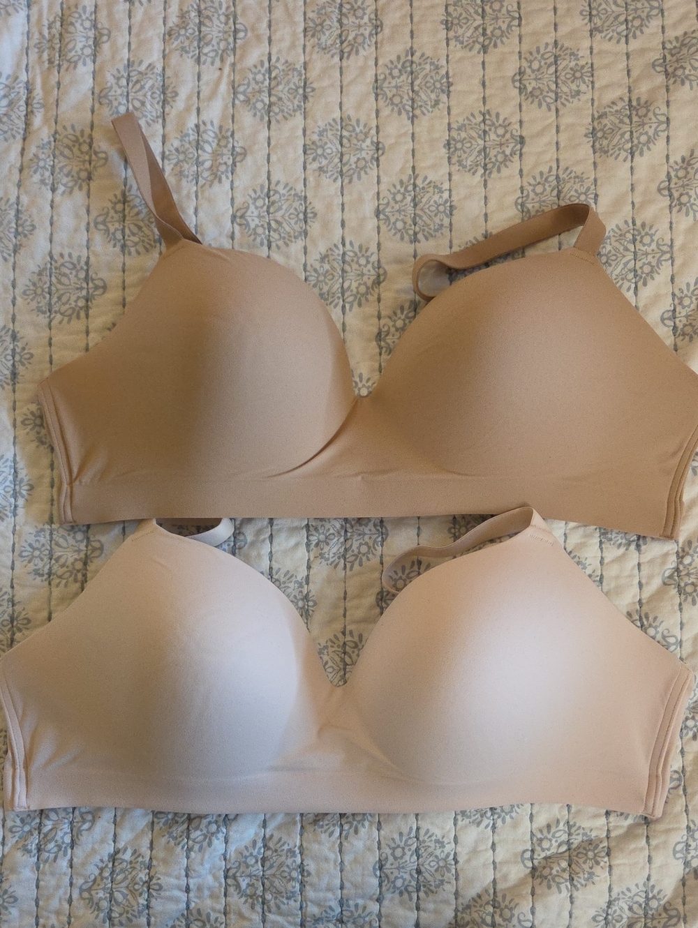 2 Soma Enbliss Seamless Wireless Bras in Taupe and Light Pink